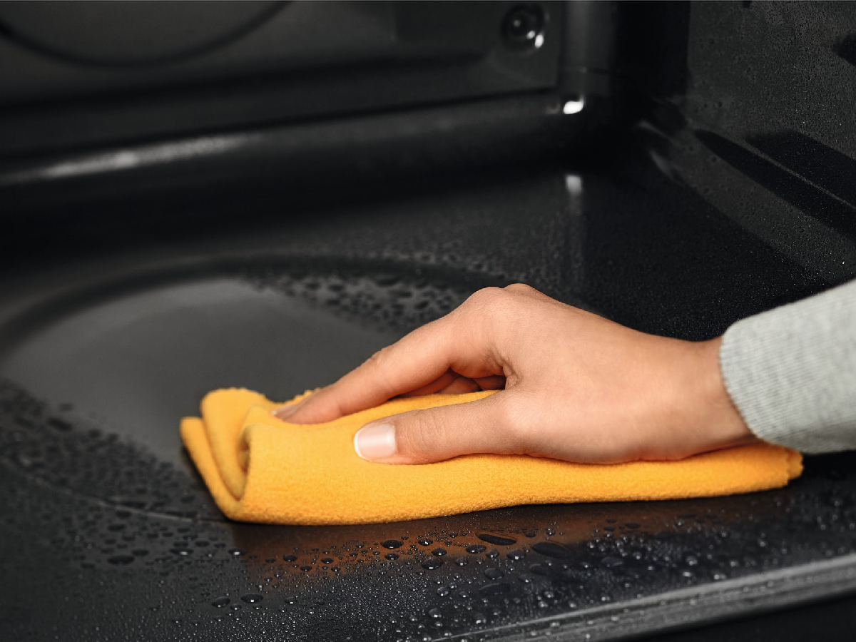 Čištění trouby Electrolux pomocí funkce AquaClean